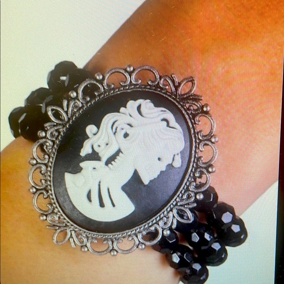Jewelry - Elegant Black Cameo stretchy Elastic Bracelet